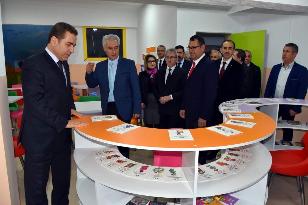 Aliağa’da “Z” kütüphane açıldı