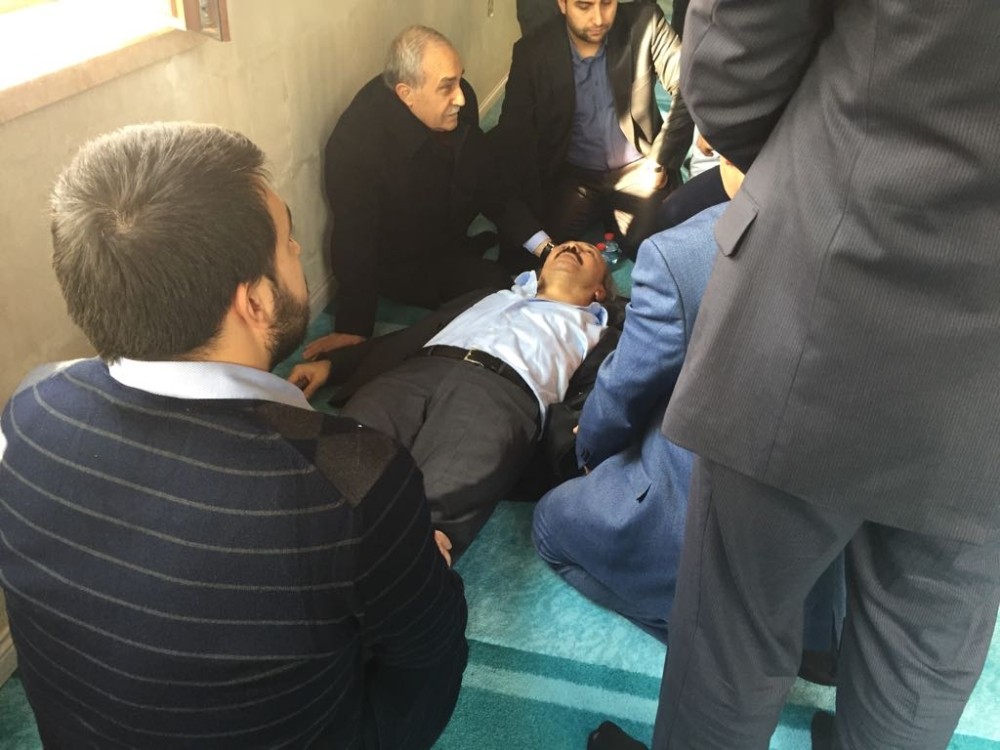 Doktor olan Bakan Fakıbaba camide fenalaşan vatandaşa müdahale etti