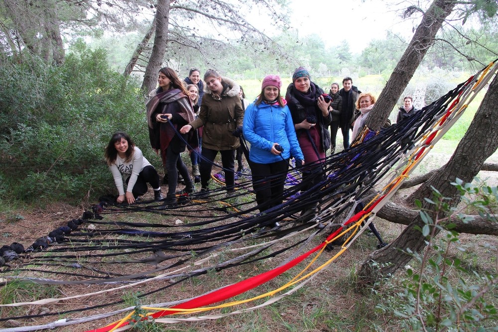 DOĞA SANATLA GİYİNDİ