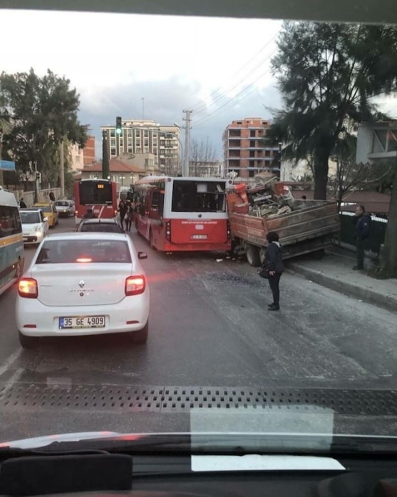 BELEDİYE KAMYONU YOLCU OTOBÜSÜNE ÇAPTI: 5 YARALI