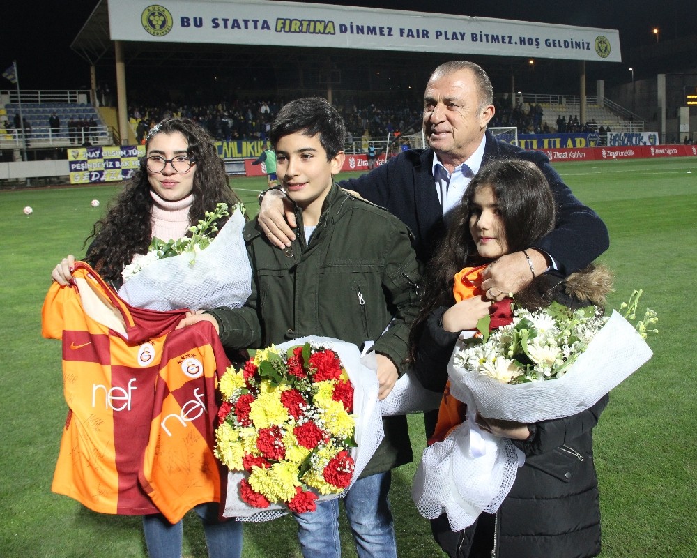 Fatih Terim, Fethi Sekin’in çocuklarına forma hediye etti