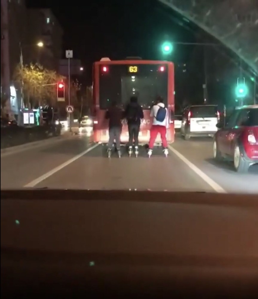 Patenci çocukların trafikte tehlikeli yolculuğu