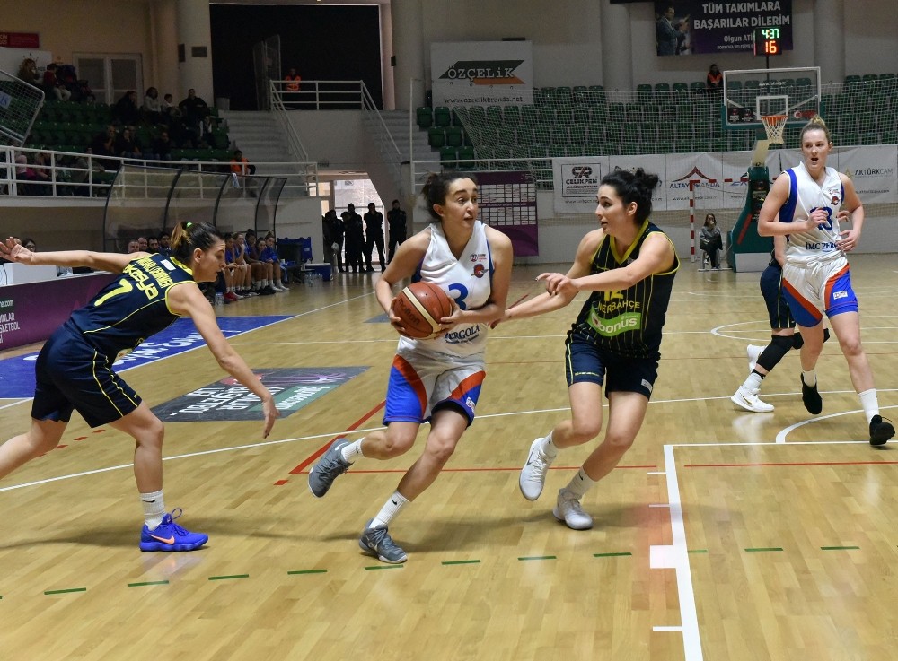 Bornova Becker, Fenerbahçe karşılaşmasından mağlup ayrıldı