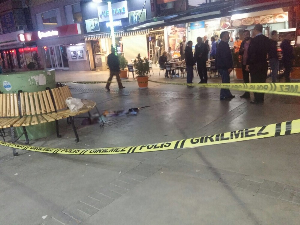 Bankta otururken silahlı saldırıya uğradı
