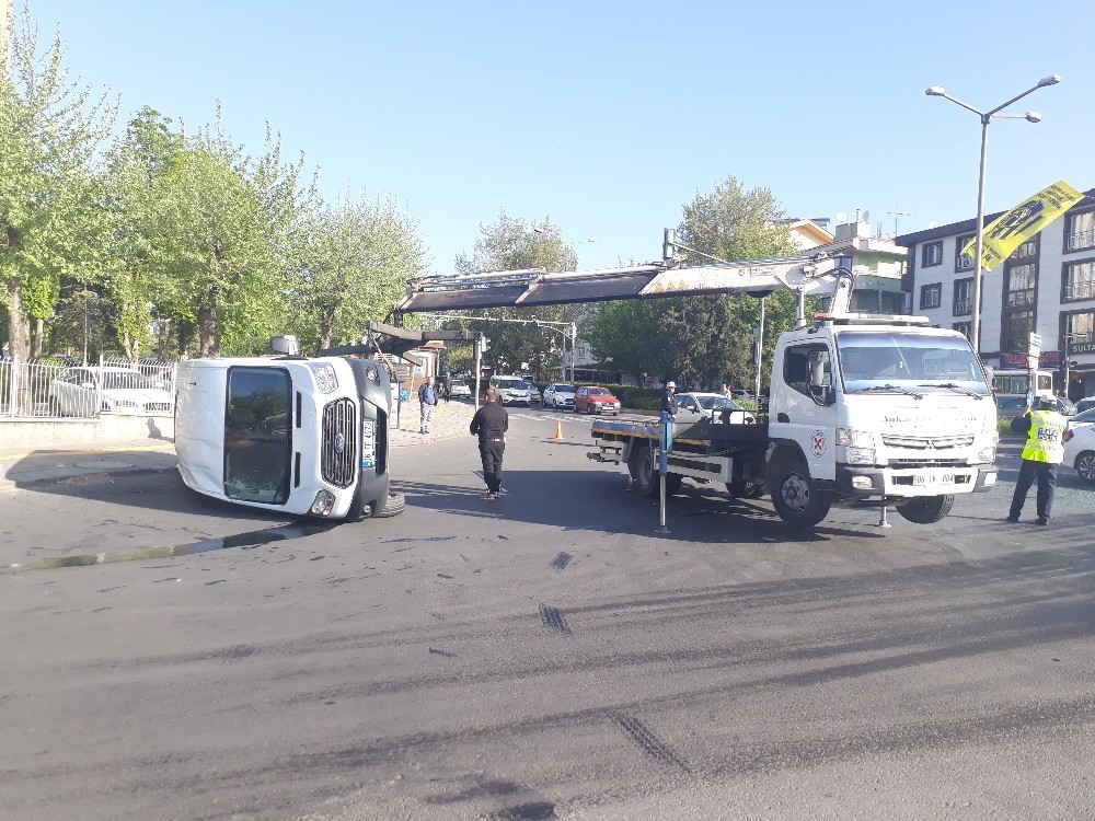 Askeri personel taşıyan servis minibüsü devrildi: 5 yaralı