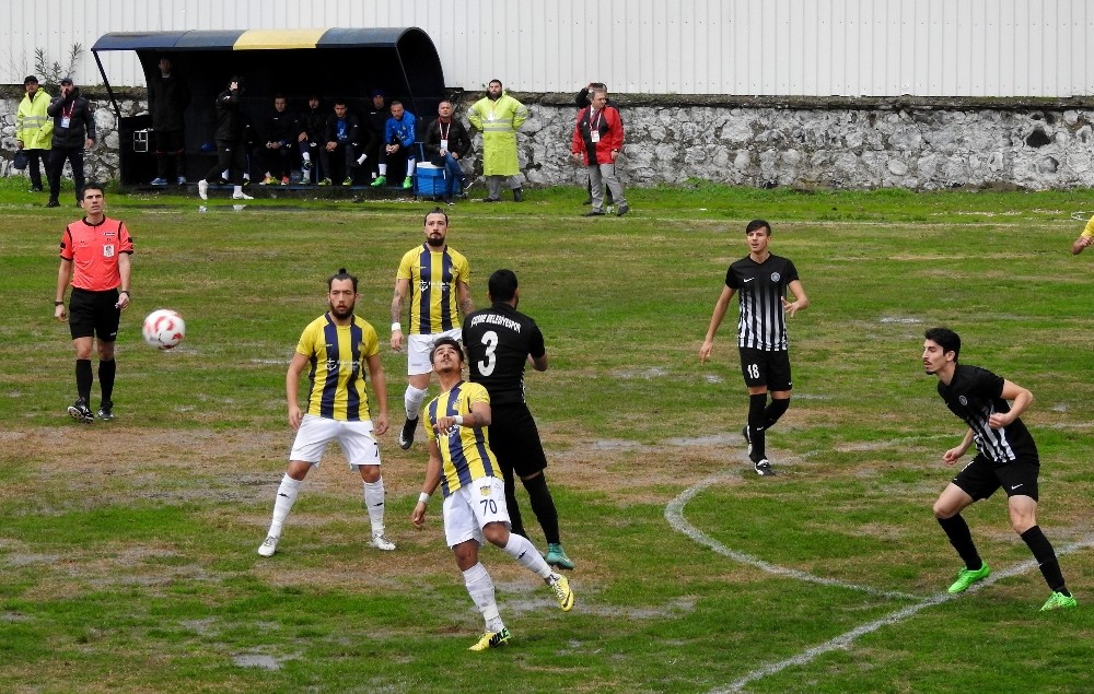 Çeşme Belediyespor yağmur ve çamura rağmen kazandı