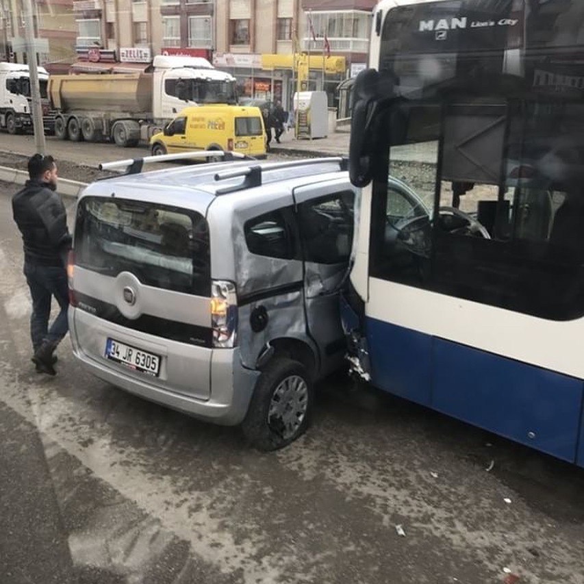 Geri dönmeye çalışan otomobile belediye otobüsü çarptı