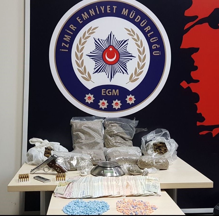 İzmir’de uyuşturucu satan bir kişi tutuklandı