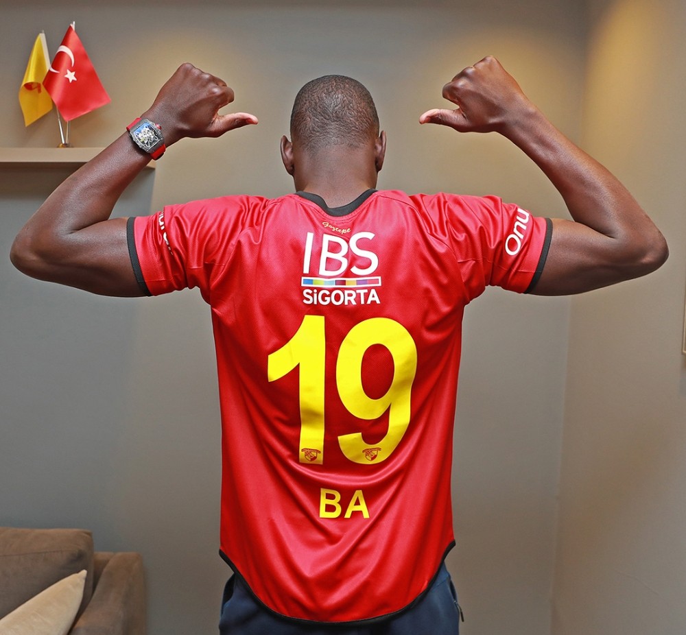 Demba Ba resmen Göztepe’de