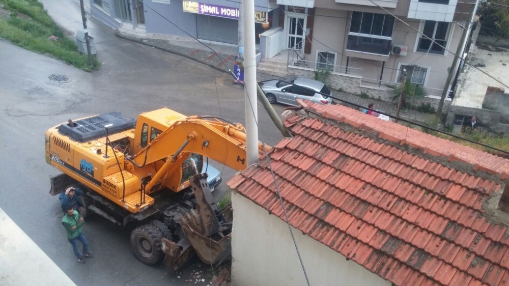 Kontrolden çıkan iş makinesi eve çarptı