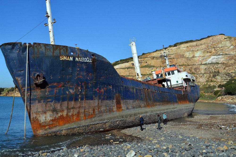ALİAĞA'DA KARAYA OTURAN GEMİ KURTARILAMADI