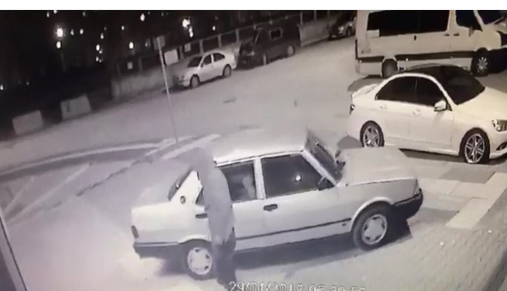 Arabayla vitrin camını kıran hırsızlar dükkanı soydu