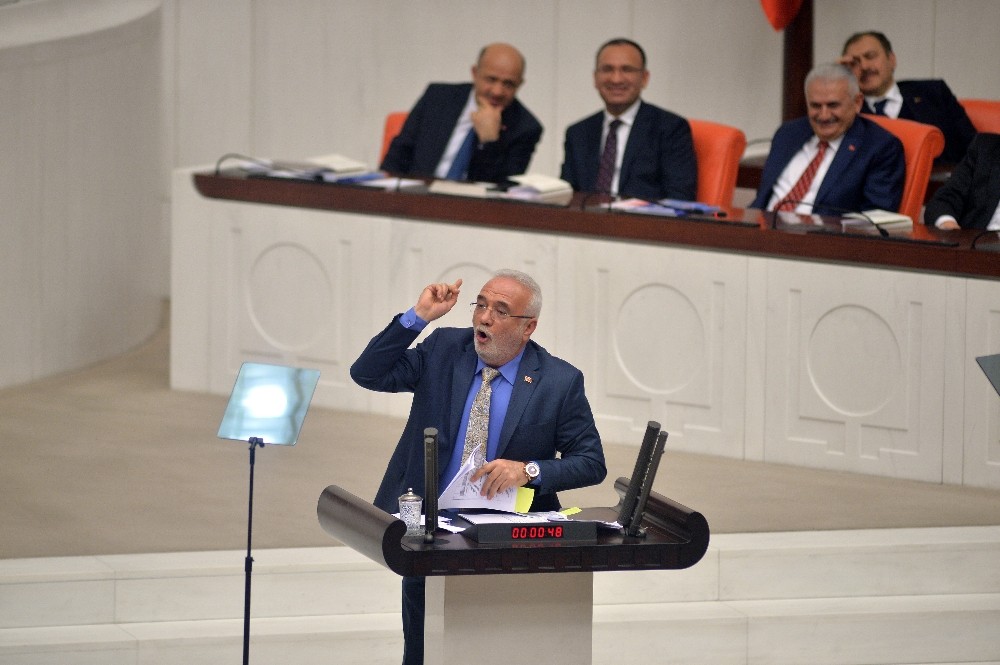 AK Parti Grup Başkan Vekili Elitaş kürsüde CHP’nin dağıttığı belgeleri yırttı