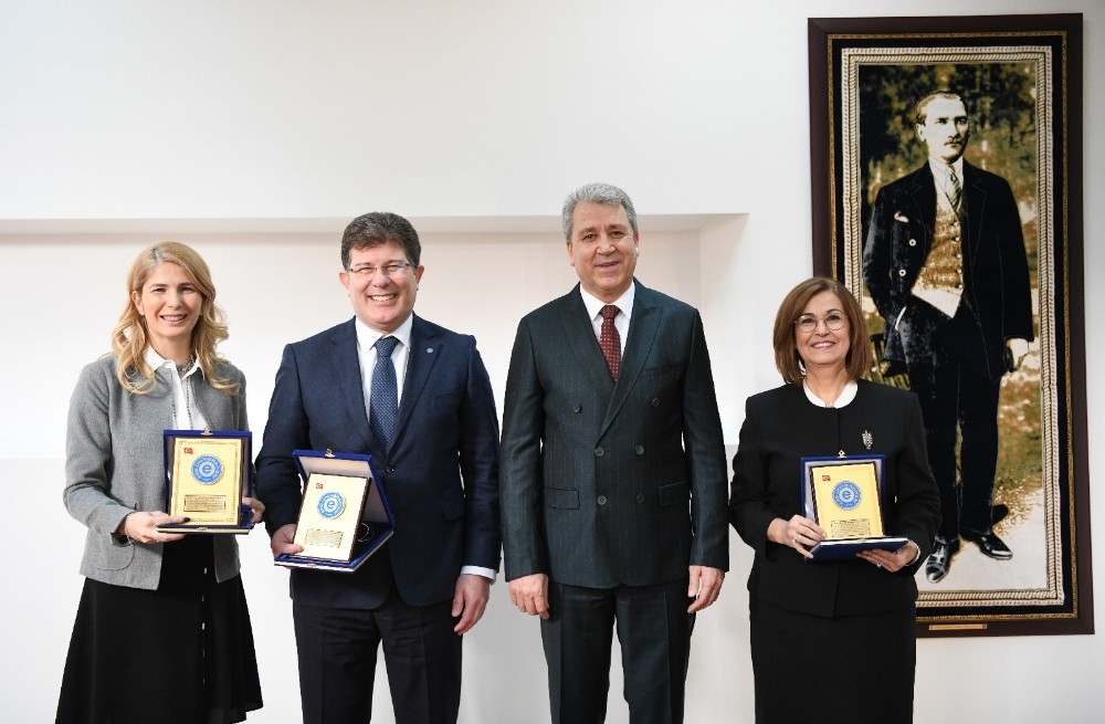 Ege’de rektör yardımcıları törenle uğurlandı