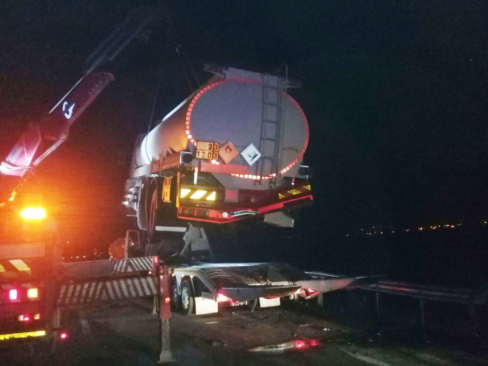 Lastiği patlayan tanker tıra çarptı: 1 yaralı