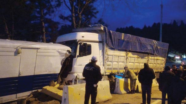 Kamyon kontrol noktasına girdi: 2’si polis 3 yaralı