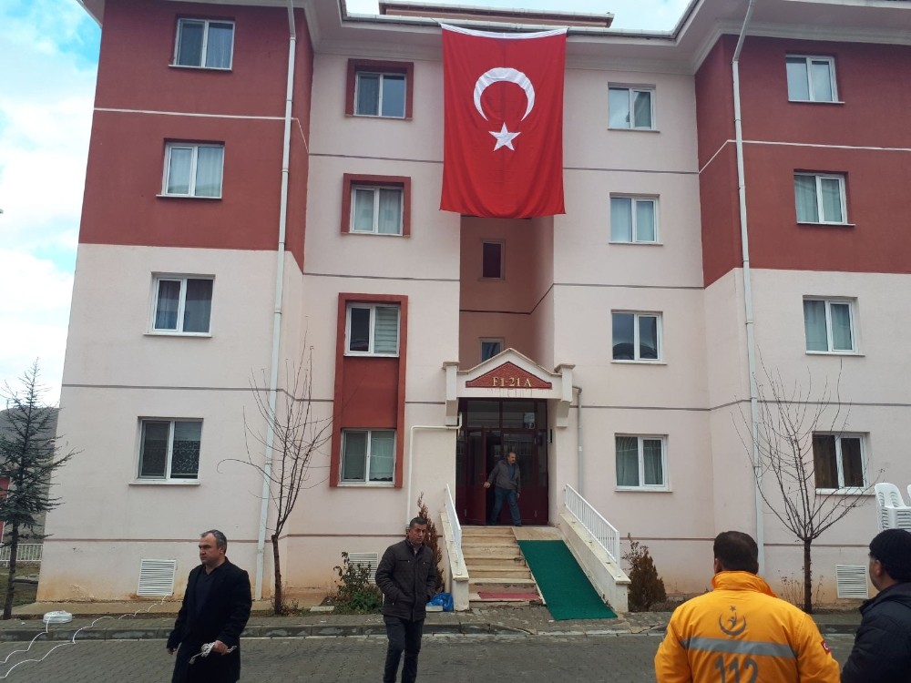 Şehit polisin Başkent’teki evine ateş düştü
