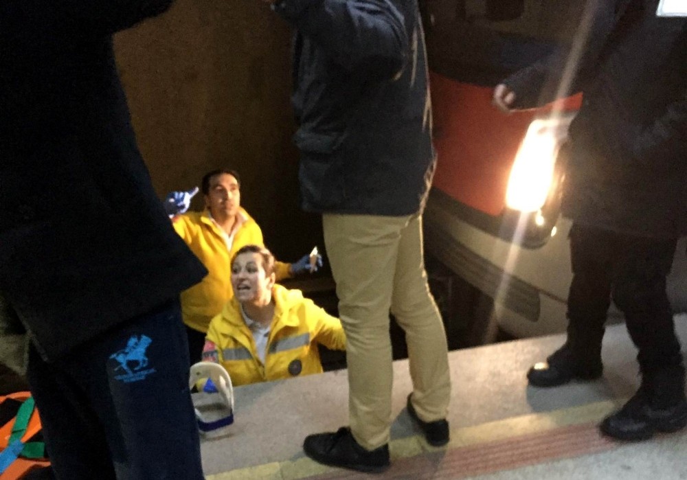Ankara metrosunda raylara düşen genç kız kurtarıldı