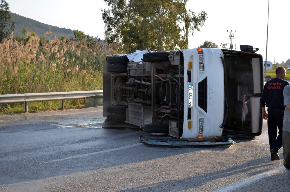 Servis minibüsü ile otomobil çarpıştı: 25 yaralı