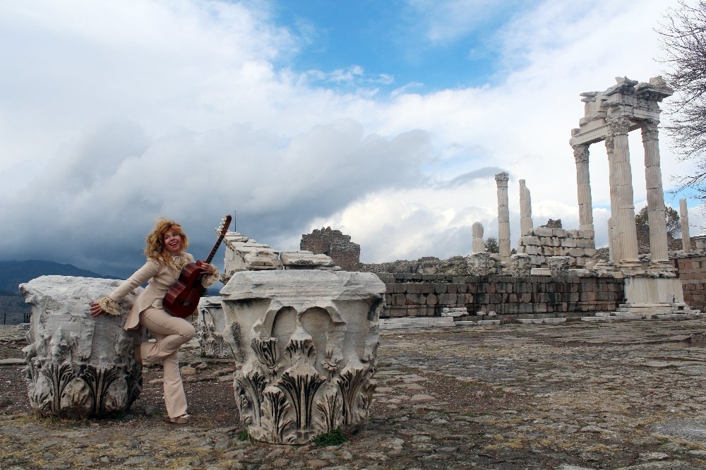 Dünyaca ünlü gitarist Bergama’ya hayran kaldı