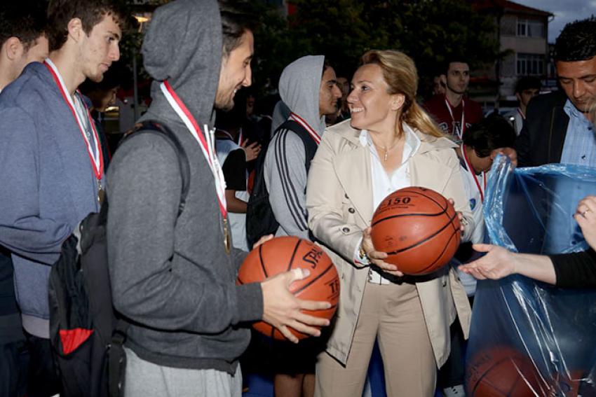 URLA'DA BASKETBOL SOKAKLARA TAŞTI