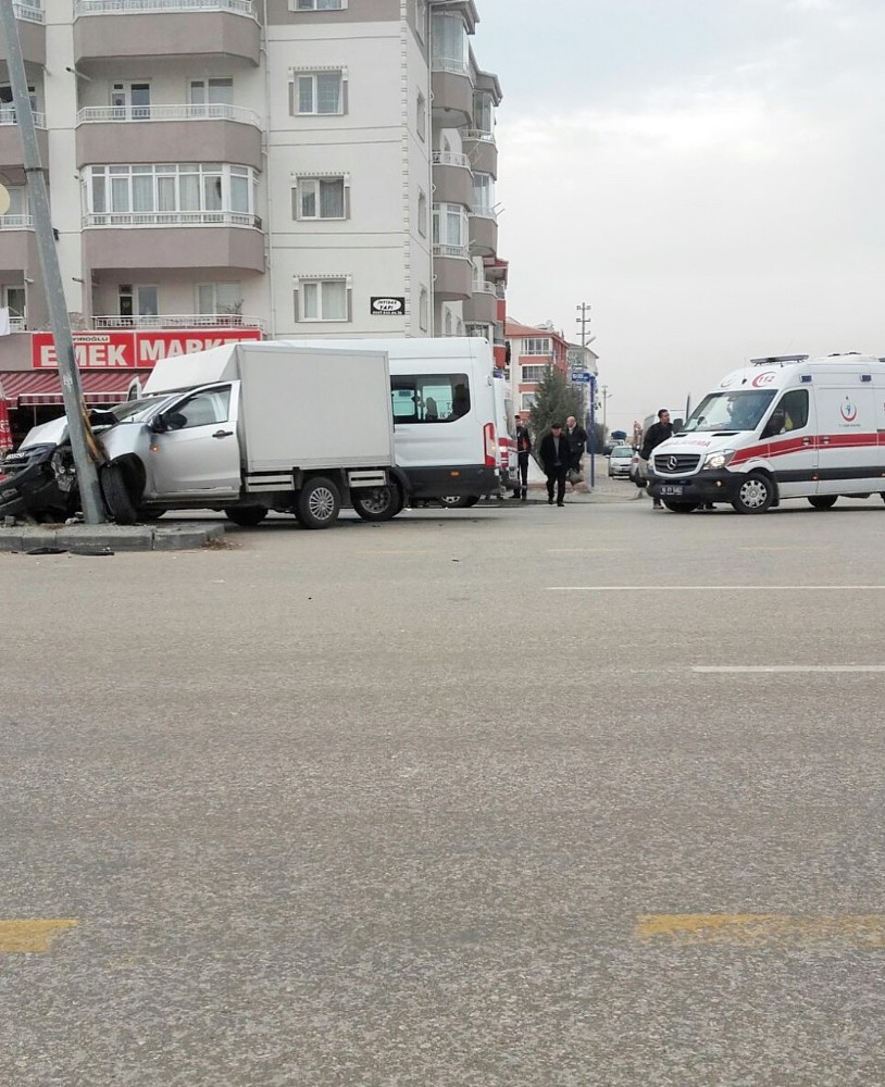 7 öğrencinin yaralandığı kaza anı güvenlik kamerasına yansıdı