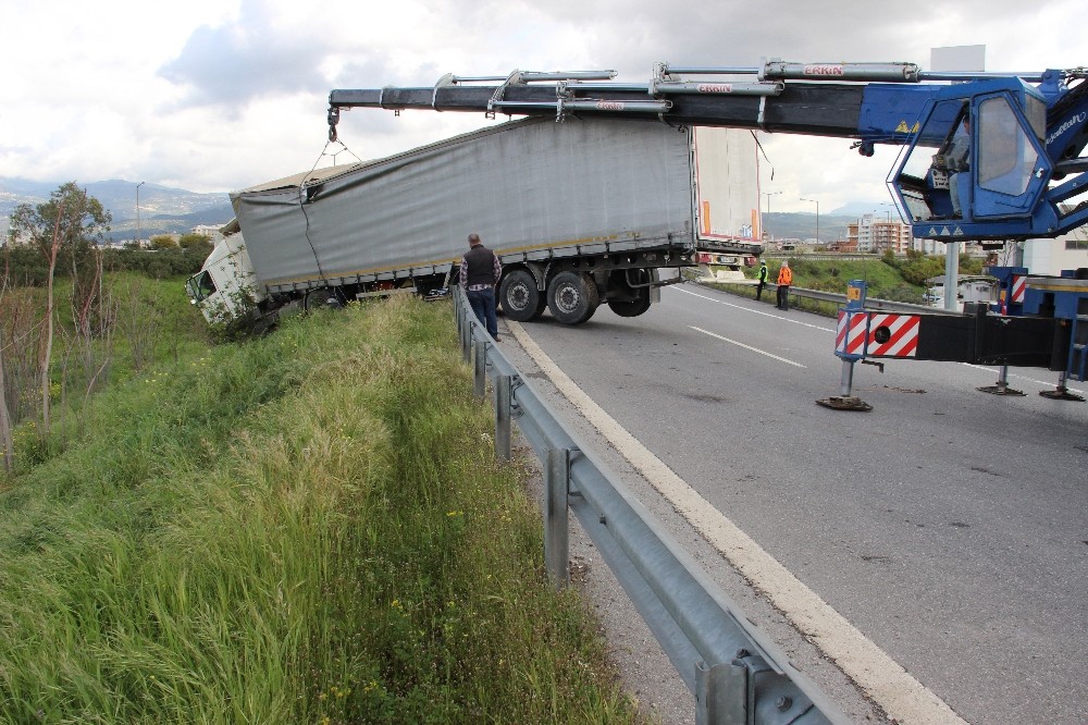 Yoldan çıkan tır bariyerlerde asılı kaldı: 1 yaralı