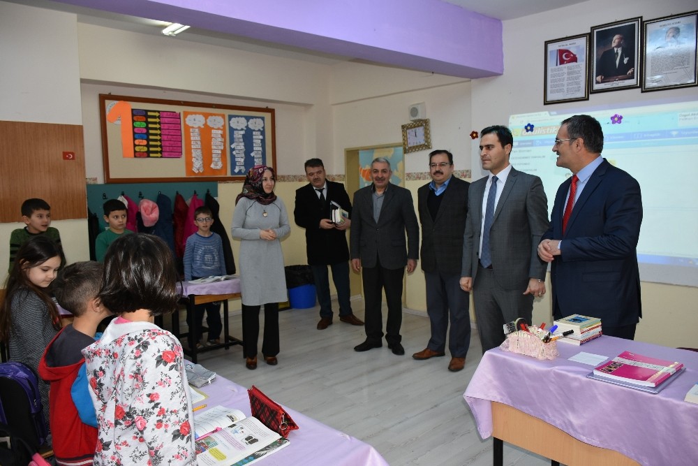 “Kızılcahamam Okuyor” kampanyası için kitap dağıtımı yapıldı