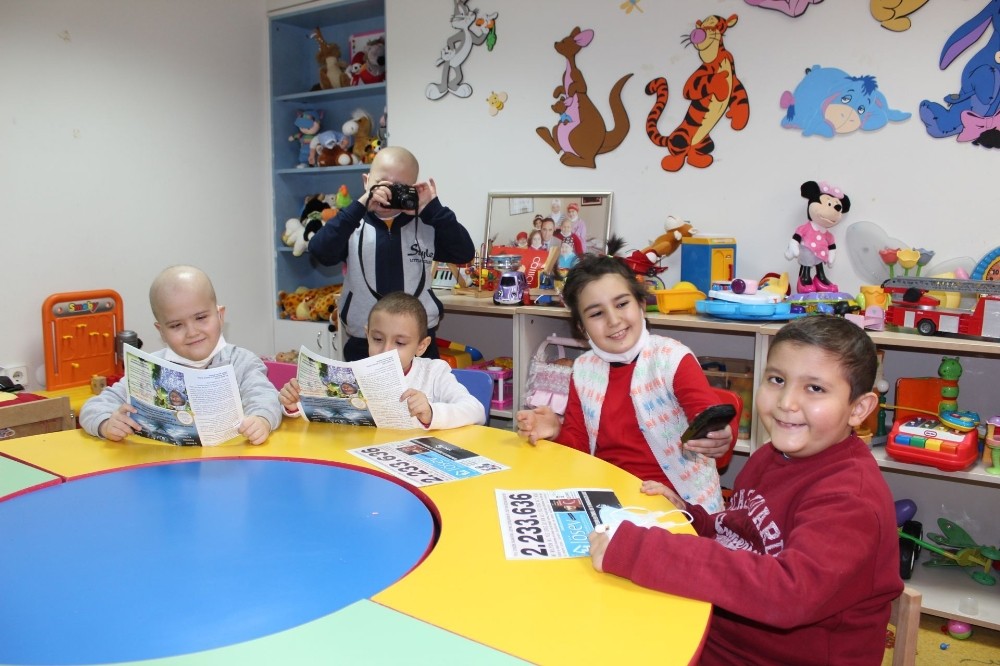 Lösemili çocuklardan gazetecilere kutlama