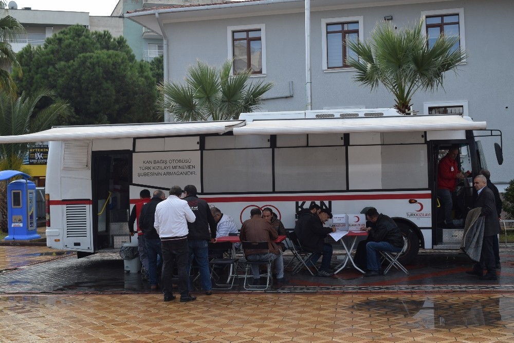 Menemen’de Kızılay’a büyük ilgi
