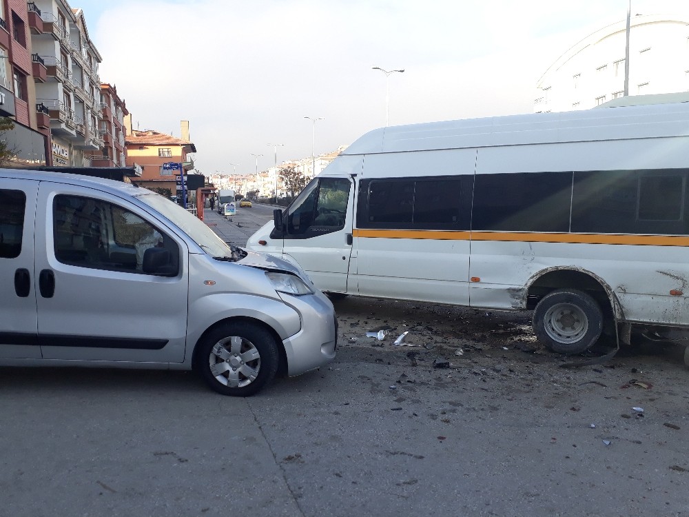 Ankara’da öğrenci servisi kaza yaptı: 4 yaralı