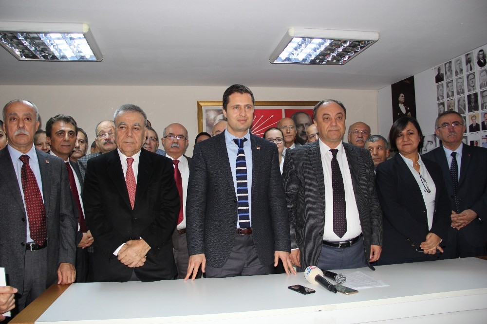 CHP İzmir’in yeni başkanı Yücel, görevi devraldı