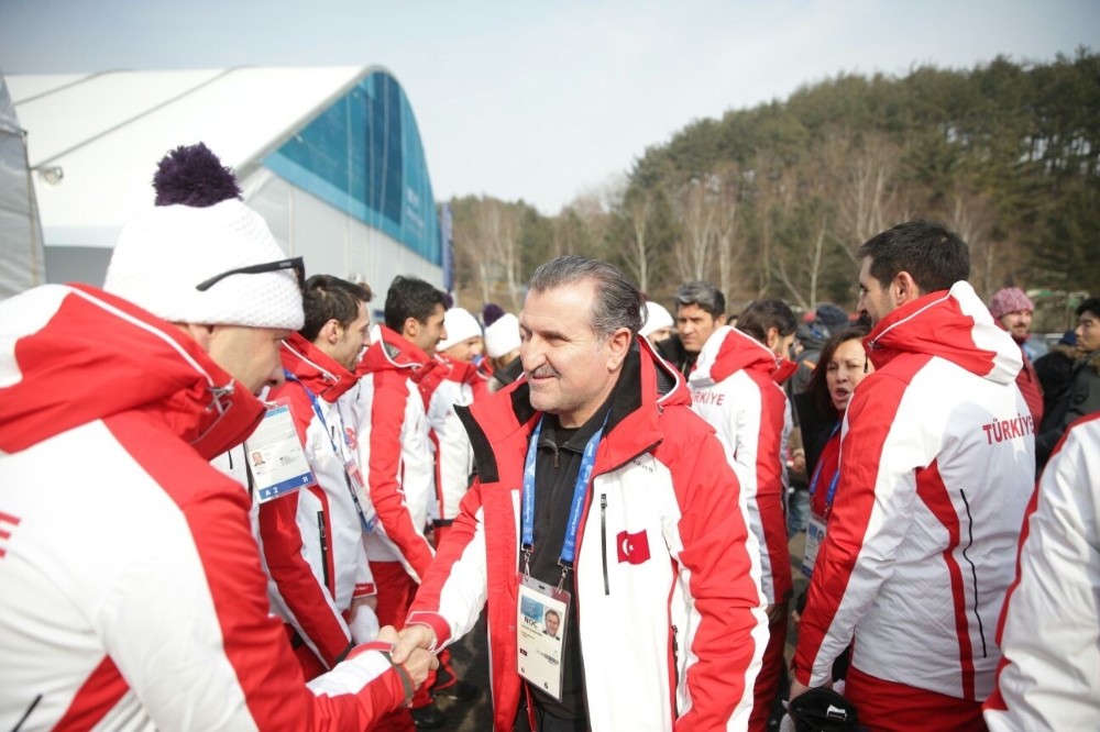 Bakan Bak, Güney Kore’de Olimpiyat Köyünü ziyaret etti