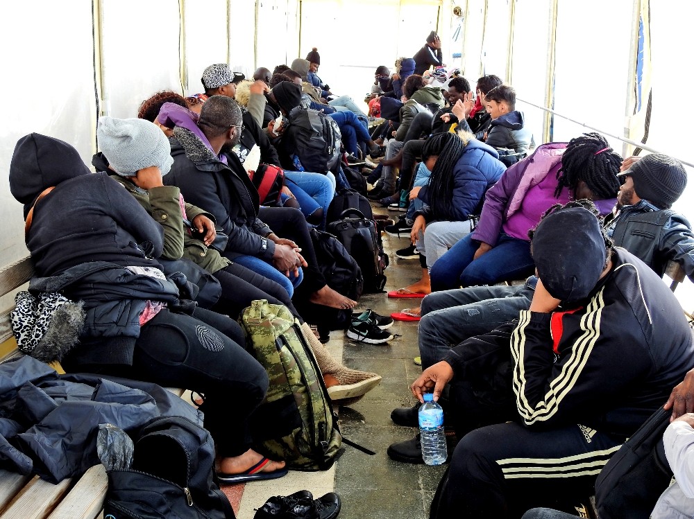 Çeşme’de çoğunluğu Afrikalı 46 kaçak göçmen yakalandı