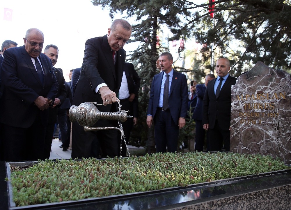 Cumhurbaşkanı Erdoğan, Alparslan Türkeş’in mezarını ziyaret etti
