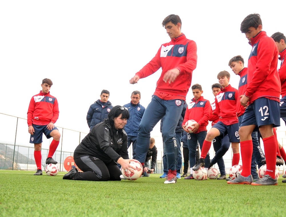 Futbolculara “ölü yaprak” dersi