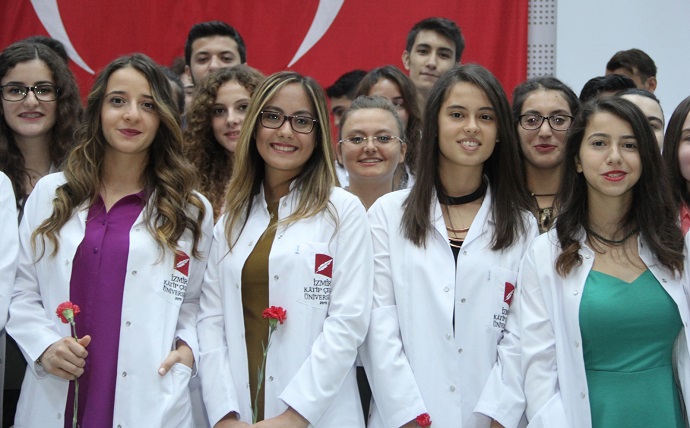 İKÇÜ’DE “BEYAZ ÖNLÜK” GURURU