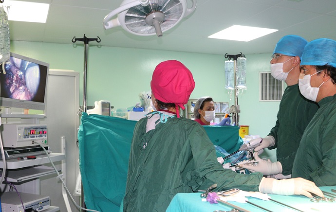 SUAT SEREN'DE LAPAROSKOPİK BÖBREK TÜMÖRÜ AMELİYATI