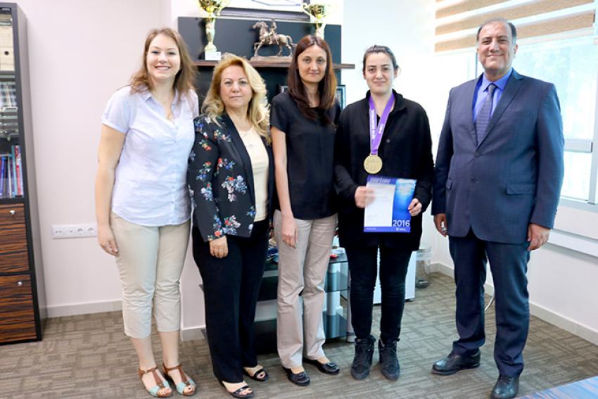 KANADA’DAN İZMİR'E DÜNYA BİRİNCİLİĞİ GETİRDİ