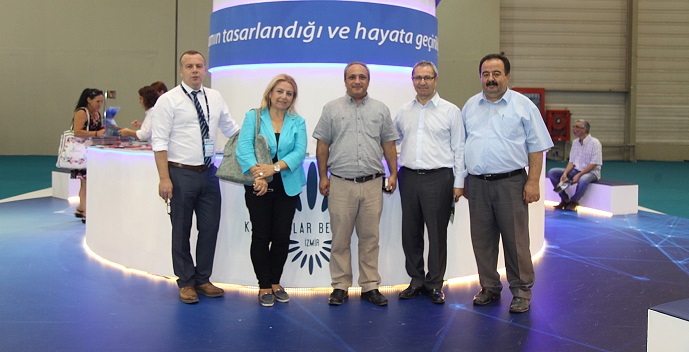 Başkan Yıldız Karabağlar Belediyesi standını ziyaret etti