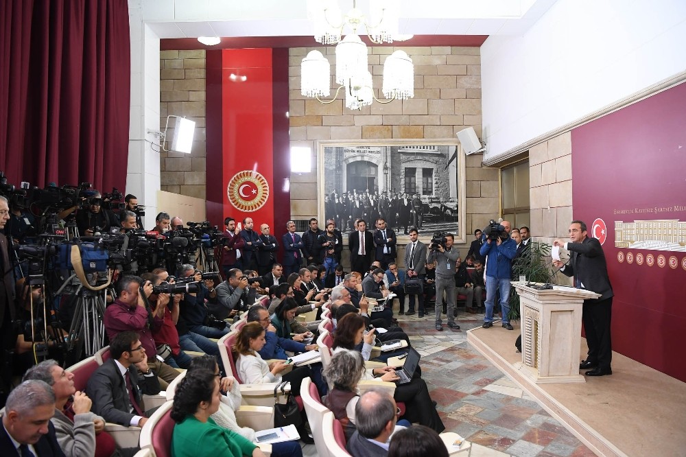 CHP’li Tezcan, Kılıçdaroğlu’nun açıkladığı belgeleri basın mensuplarına dağıttı