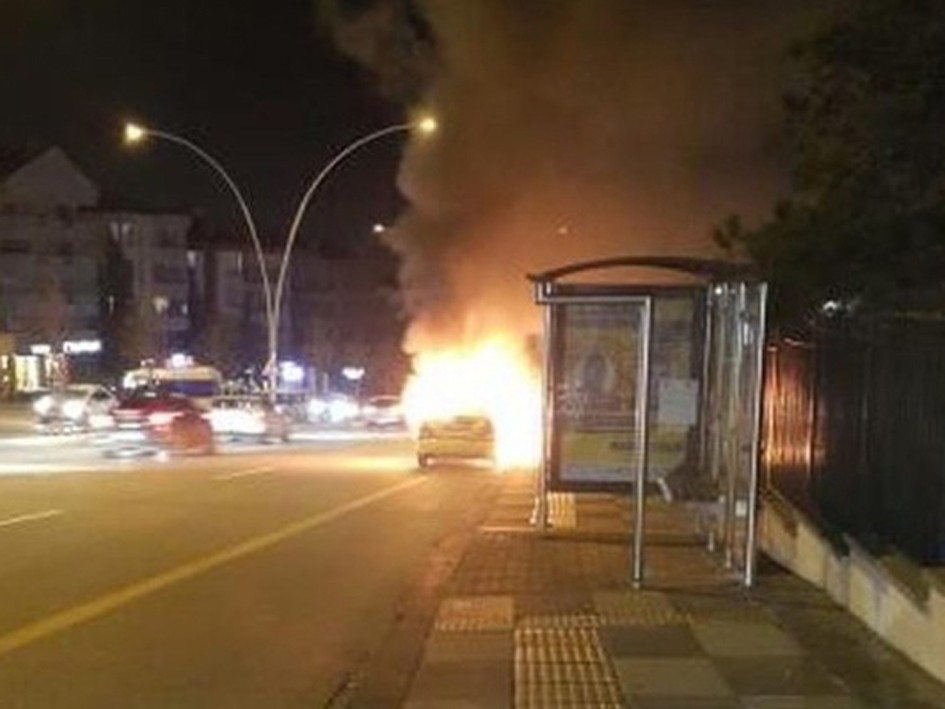 Alev topuna dönen otomobilden son anda kurtuldu
