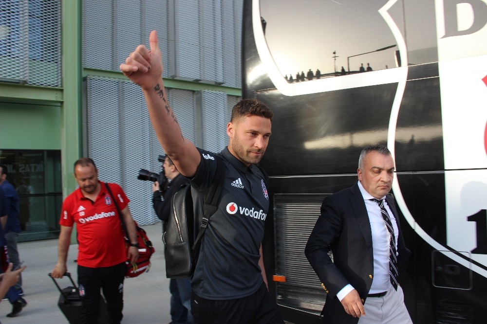 Beşiktaş’a İzmir’de coşkulu karşılama
