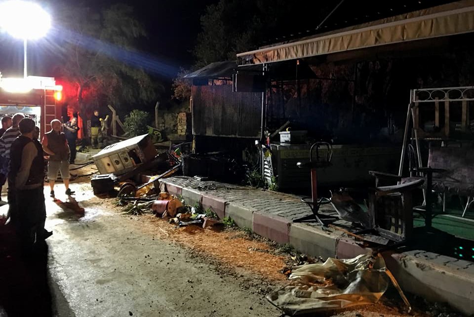 Dondurma dükkanı bir saatte kül oldu