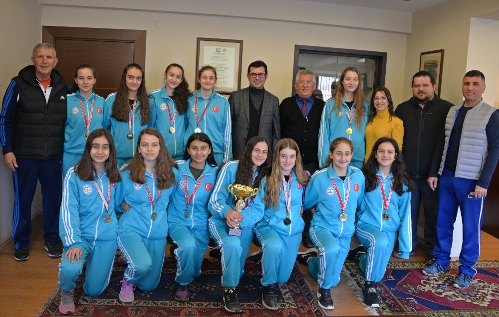 Şampiyon kızlardan Başkan Gönenç’e teşekkür ziyareti