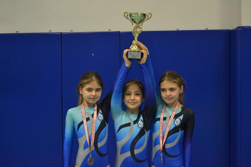 İTÜ'LÜ ÖĞRENCİLERİN MADALYA GURURU