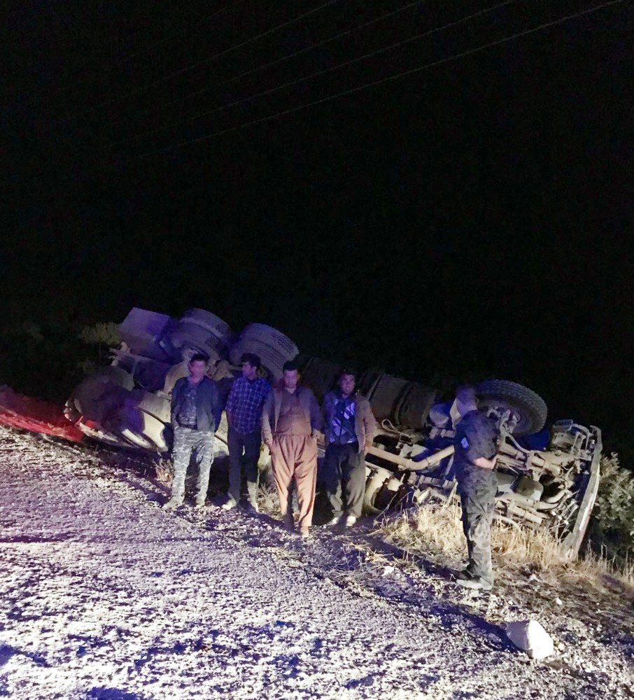 Irak’a yardım malzemesi taşıyan AFAD tırı devrildi: 2 yaralı