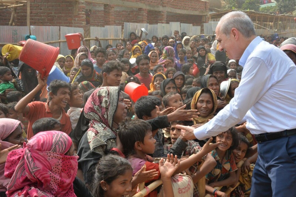 Bakan Kurtulmuş, Bangladeş’te Arakanlı Müslümanların kaldığı kampları ziyaret etti