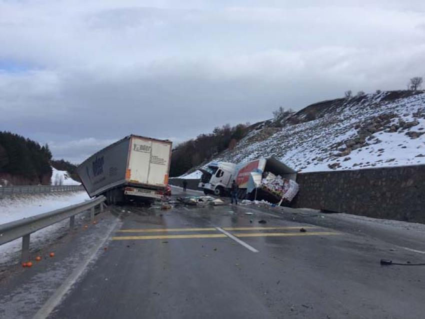 AFYON'DA ZİNCİRLEME KAZA: 18 YARALI