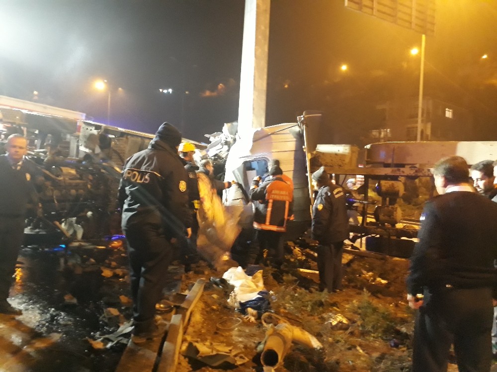 Başkent’te freni boşalan alçı yüklü tır devrildi: 1 ölü